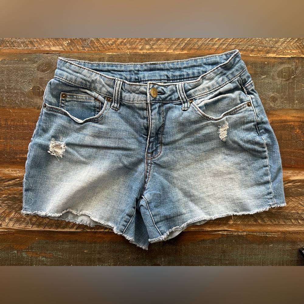 Time and Tru Women's 8 Mid Rise Frayed Hem Denim Shorts | SKU 0565